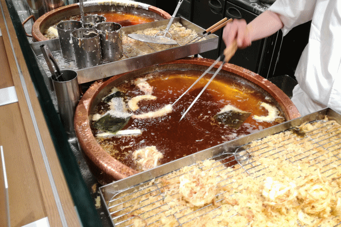 油がたっぷり入った大きな天ぷら鍋で一品一品揚げられていきます