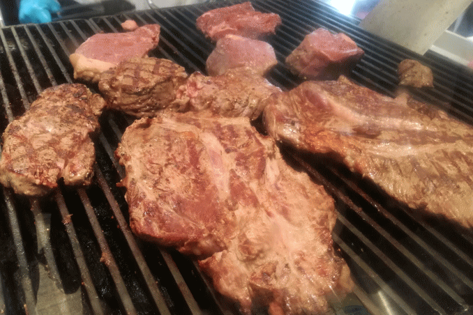 鉄板でお肉がどんどん焼かれています