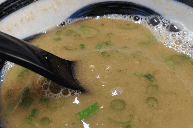 しば田製麺所のスタイルはつけ汁椀を店側が回収してそこでスープと薬味を入れてくれるスタイルです