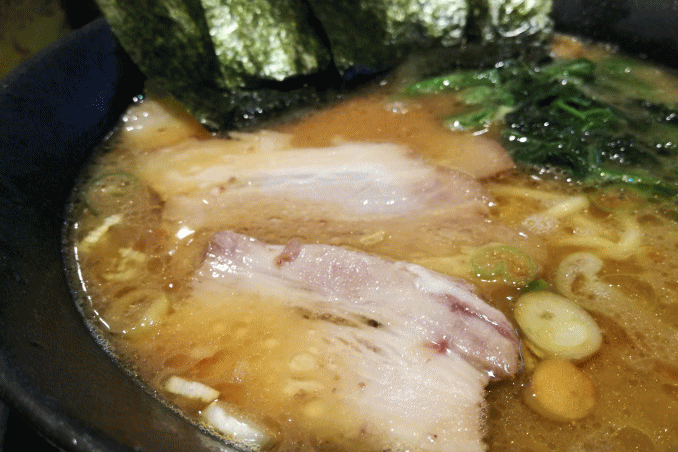スープはとんこつ＆鶏を強火で炊いたスープに鶏油（チーユ）でコクを効かせています