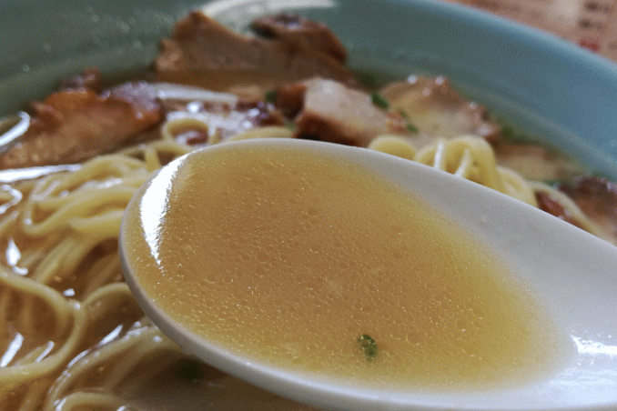 きらきらと黄金色に輝くスープ