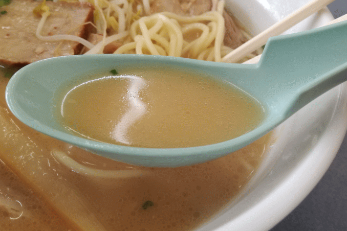 豚骨だけを長時間煮出して白濁したスープはコラーゲンがたっぷり