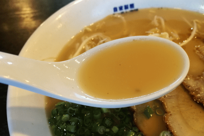 宮崎ポークで取った豚骨スープからはしっかりとした旨みを感じます