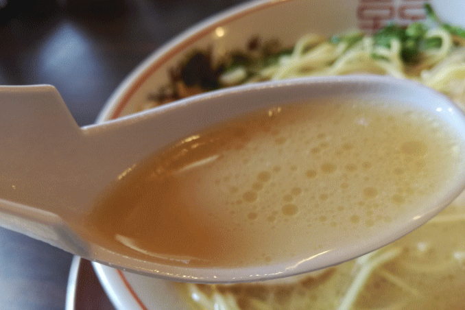 豚骨スープに香味油をプラスした昔ながらのラーメン