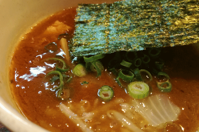 魚粉の風味が漂う濃厚魚介豚骨スープ