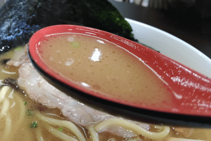 つぎ足しで作る濃厚な豚骨醤油のスープ