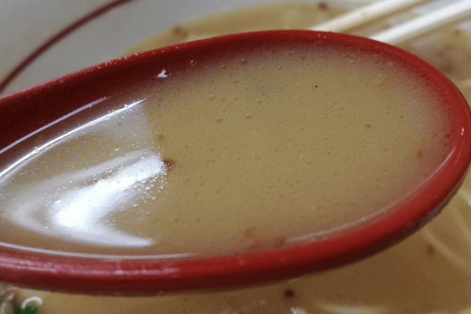 朝食べるラーメンということで、よくよく考えられた豚骨スープです