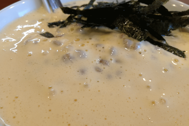 丼ぶりを覆うこの納豆の下にはあの綺麗で端麗なスープはもちろん、麺、チャーシュー、その他の具材がちゃんと入っています