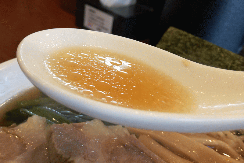 スープは鶏ガラスープにこだわりの吟醸醤油を合わせた淡麗系