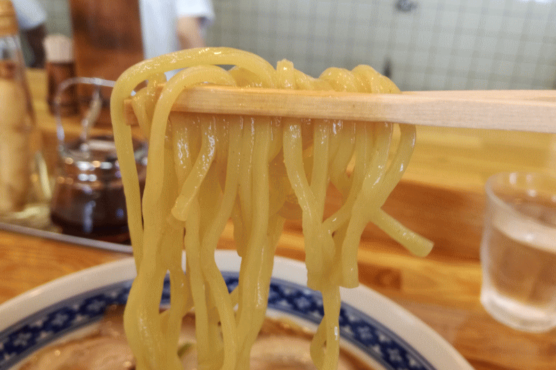 麺は黄色がかった中太麺