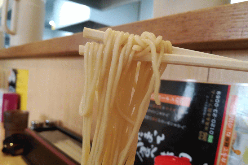 京都の老舗製麺所『麺屋棣鄂』の麺を使用しており、醤油無双と中華ソバ煮干し大作戦ではそれぞれのスープに合う別々の麺を使用しています