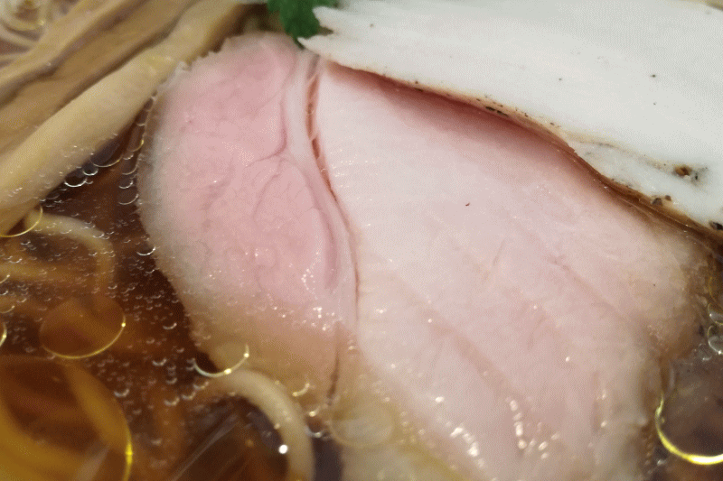 宮崎県産の豚肉を一晩調味ダレに漬け込み、低温調理でしっとりと仕上げて最後にオーブンで軽く焼き上げて香ばしさをつけています
