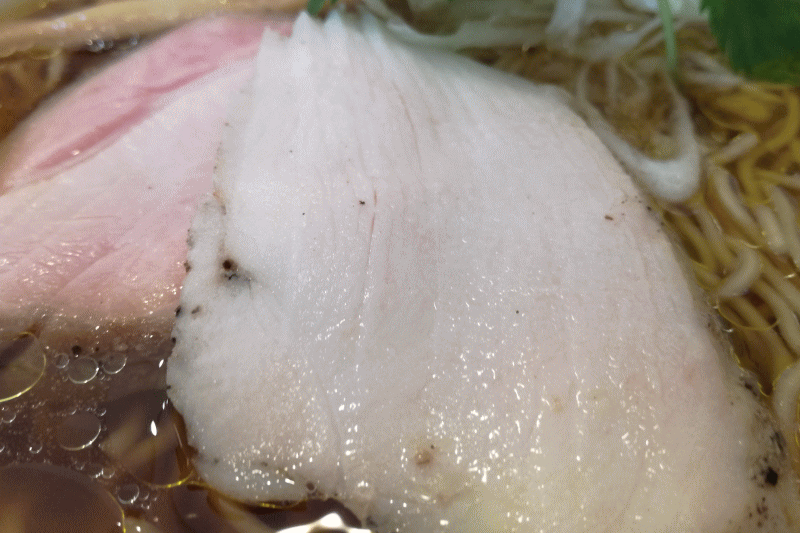 鶏チャーシューは鹿児島県産の銘柄鶏『南国元気鶏』の胸肉を使用