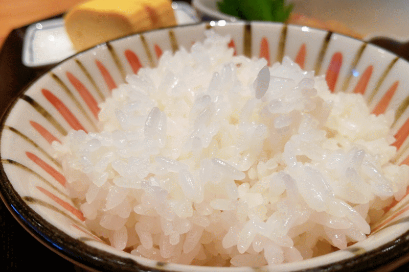 米は粘りが強くほのかな甘みと風味が特徴の北海道産の銘柄「おぼろづき」を使用。