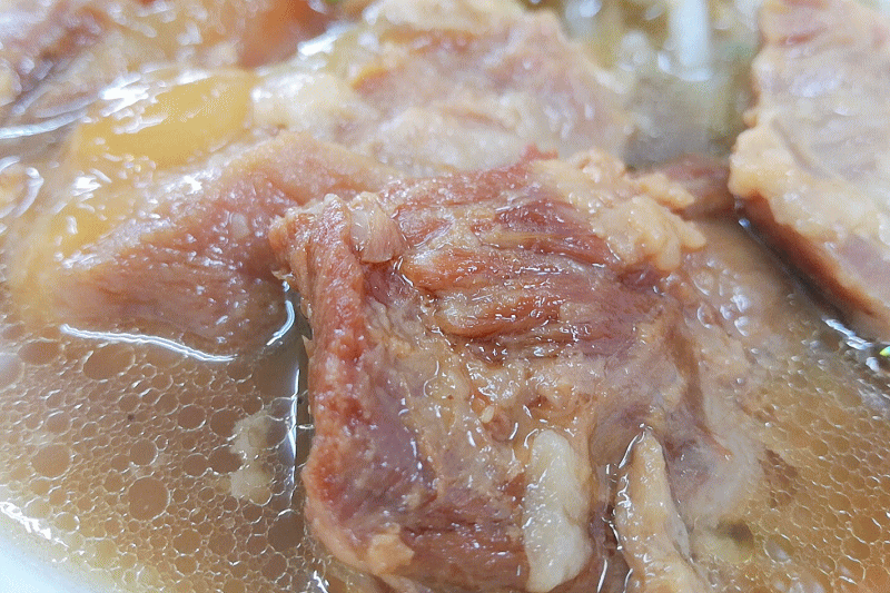 豚の軟骨をトロトロになるまで煮込み醤油ベースで濃厚に味付けされた軟骨チャーシューは一度食べたら病みつきなる旨さです
